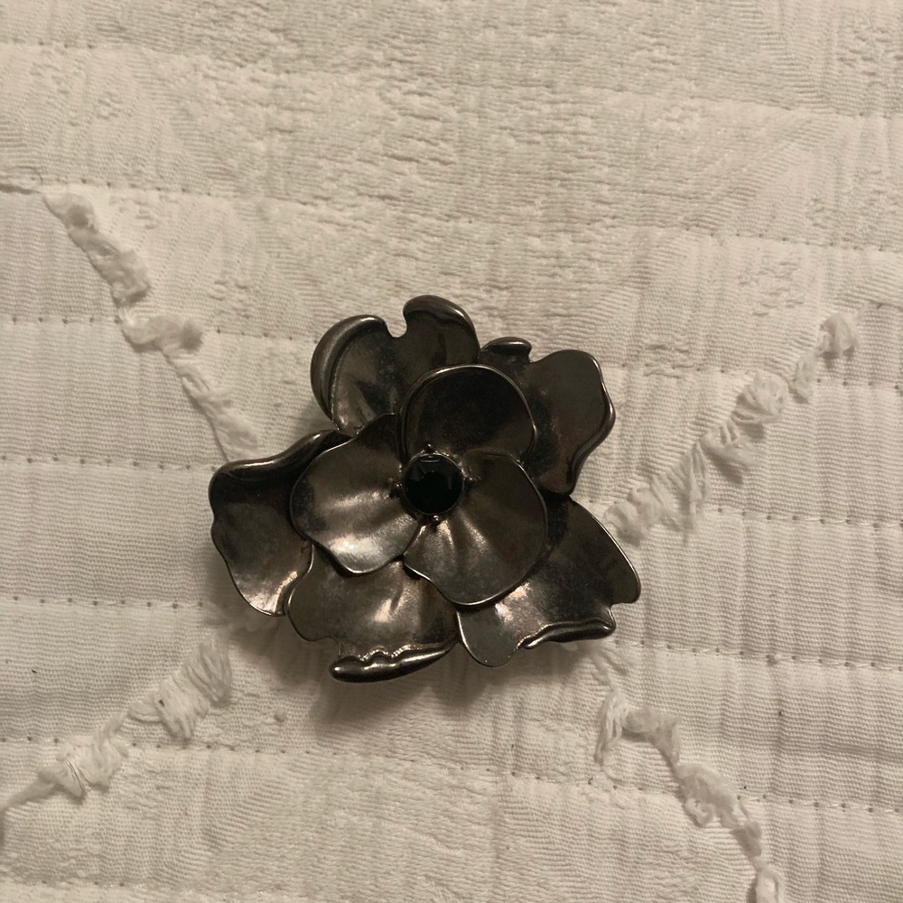 Metal flower ring